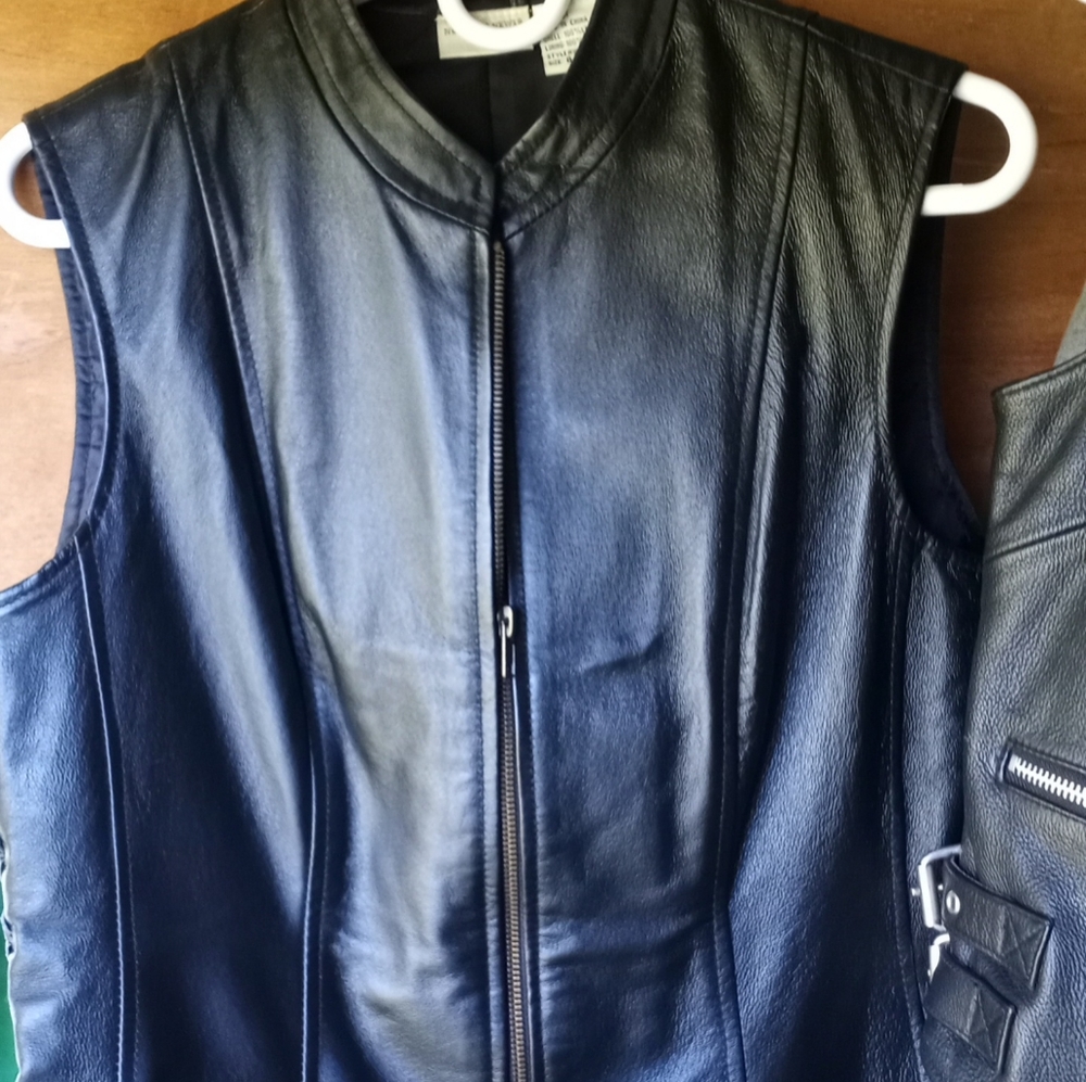 Black leather women's Vest size lg